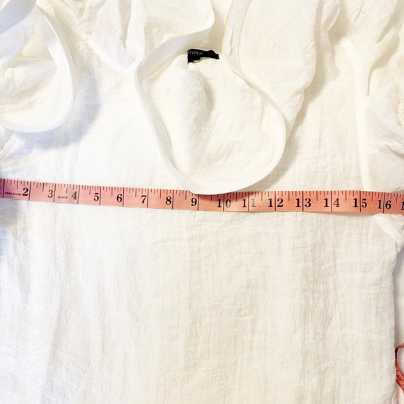 White top with beautiful flutter collar - Picture 3 of 4